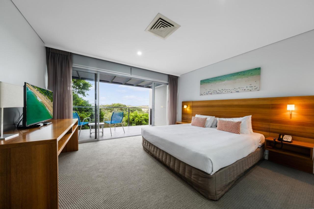 Pullman Magenta Shores Resort Entrance Kültér fotó A bedroom at the Mantra on Saltwater Island