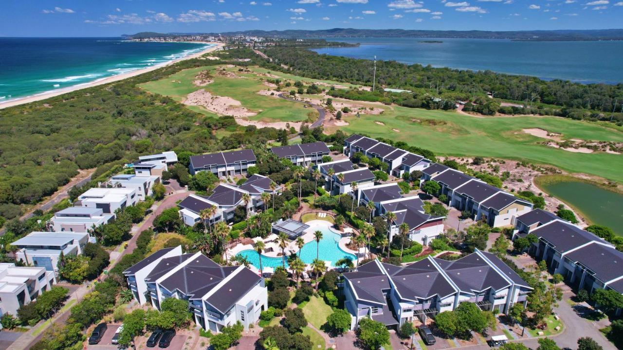 Pullman Magenta Shores Resort Entrance Kültér fotó Aerial view of the golf course at the Bay Club
