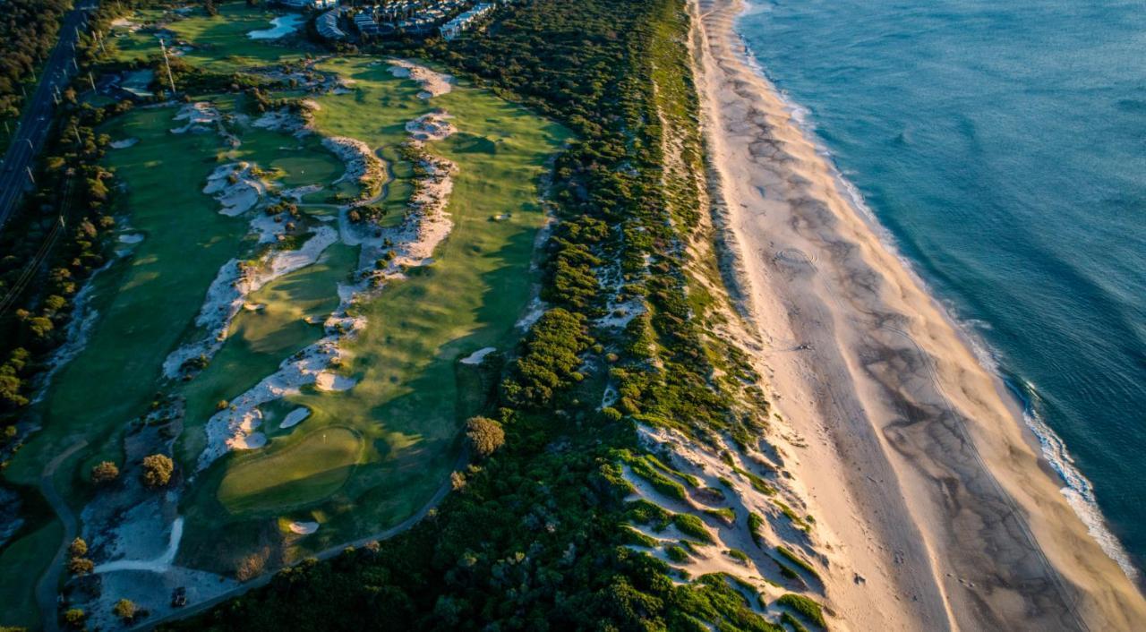 Pullman Magenta Shores Resort Entrance Kültér fotó Aerial view of the 18th hole at the 2018 U.S. Open