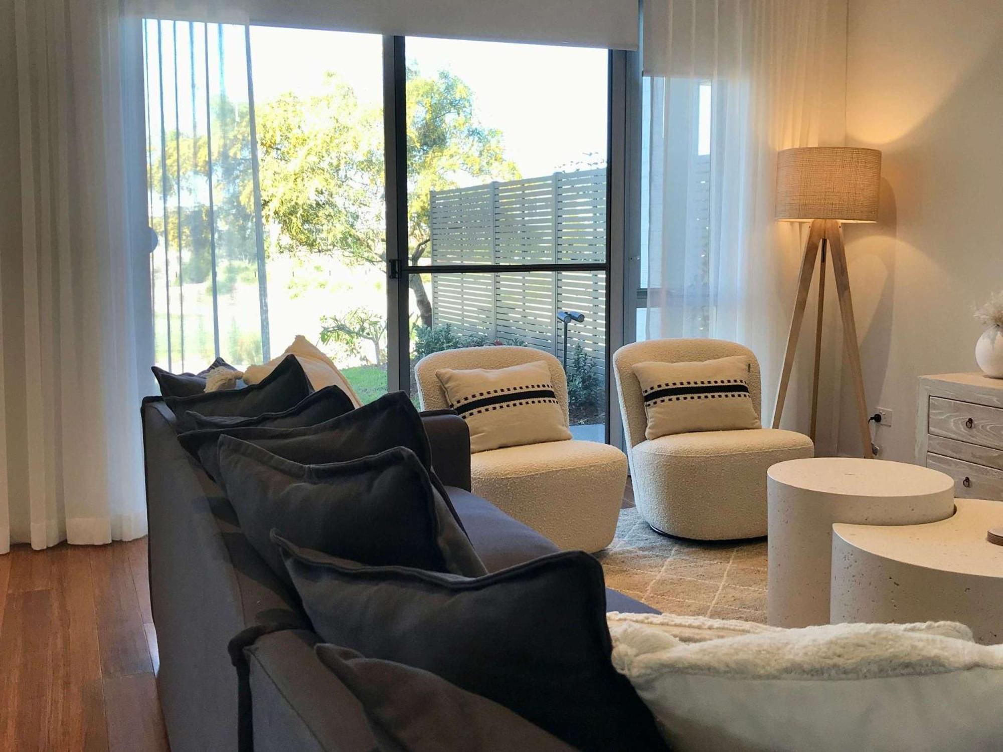 Pullman Magenta Shores Resort Entrance Kültér fotó A living room in a typical apartment at the complex