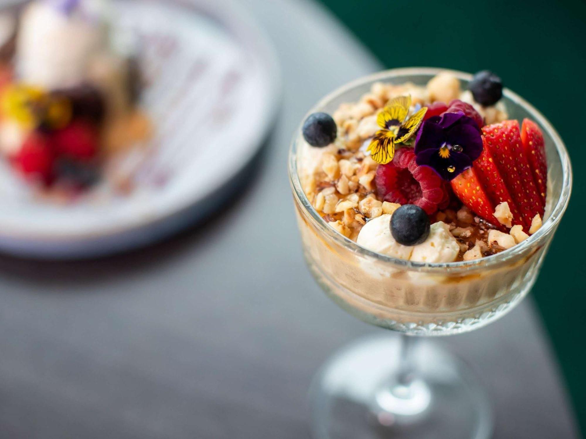 Pullman Magenta Shores Resort Entrance Kültér fotó A parfait with granola and fruit