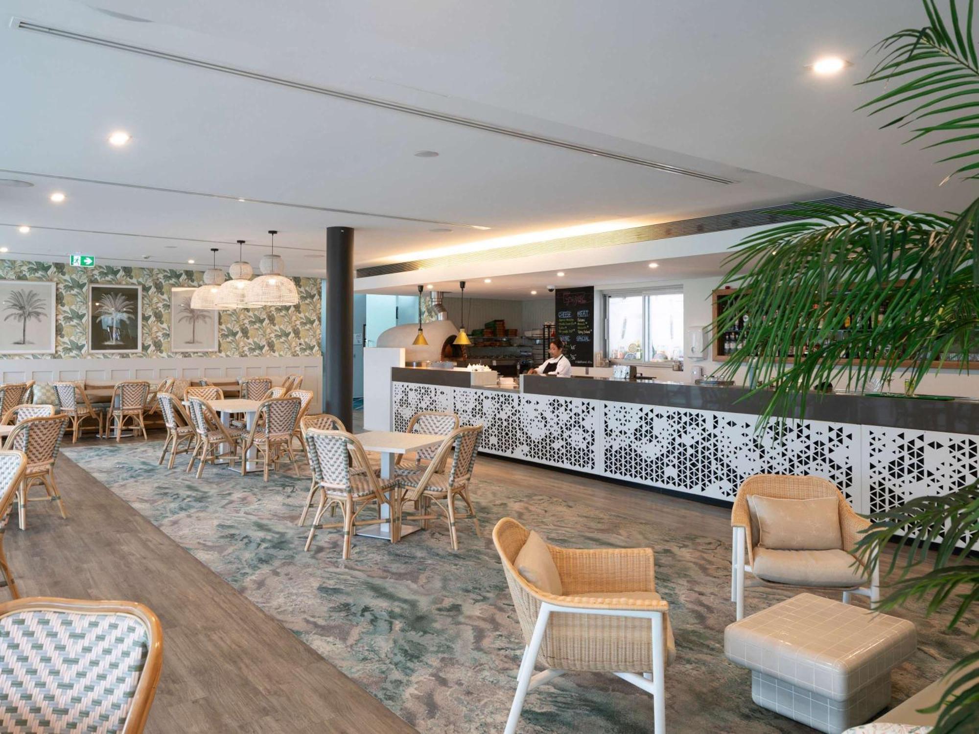 Pullman Magenta Shores Resort Entrance Kültér fotó The lounge at the airport