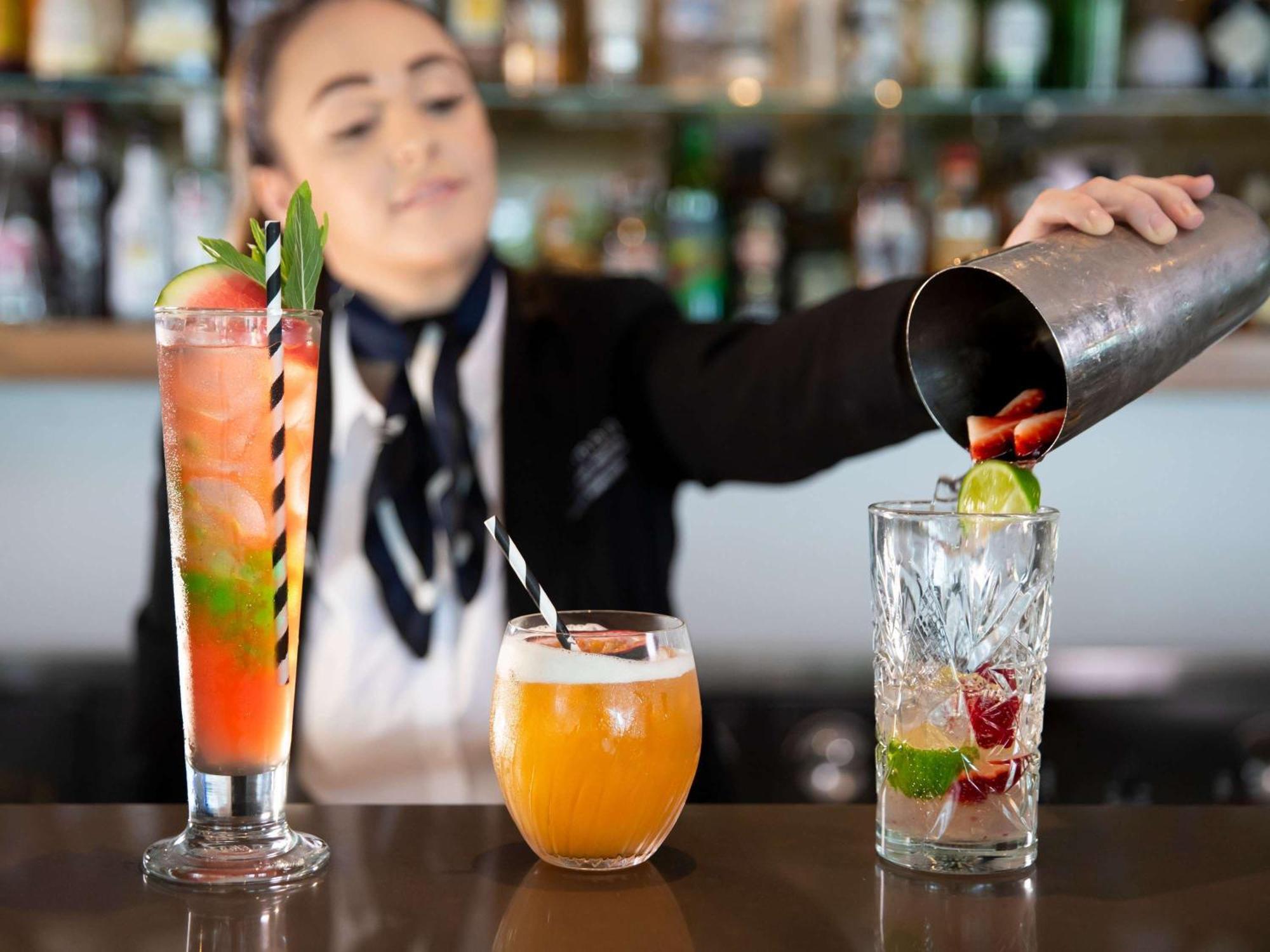 Pullman Magenta Shores Resort Entrance Kültér fotó A bartender mixing drinks