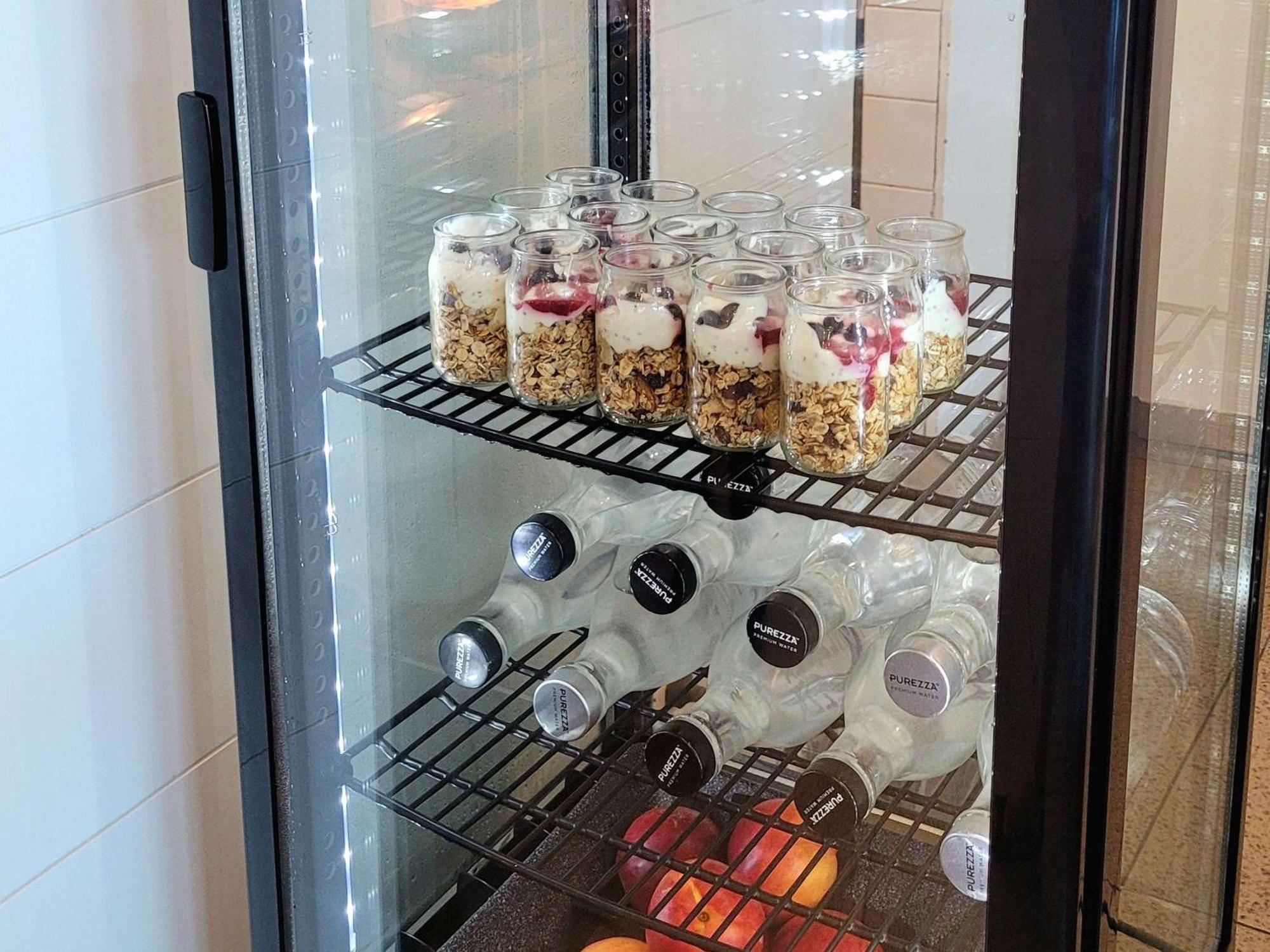 Pullman Magenta Shores Resort Entrance Kültér fotó A glass door refrigerator