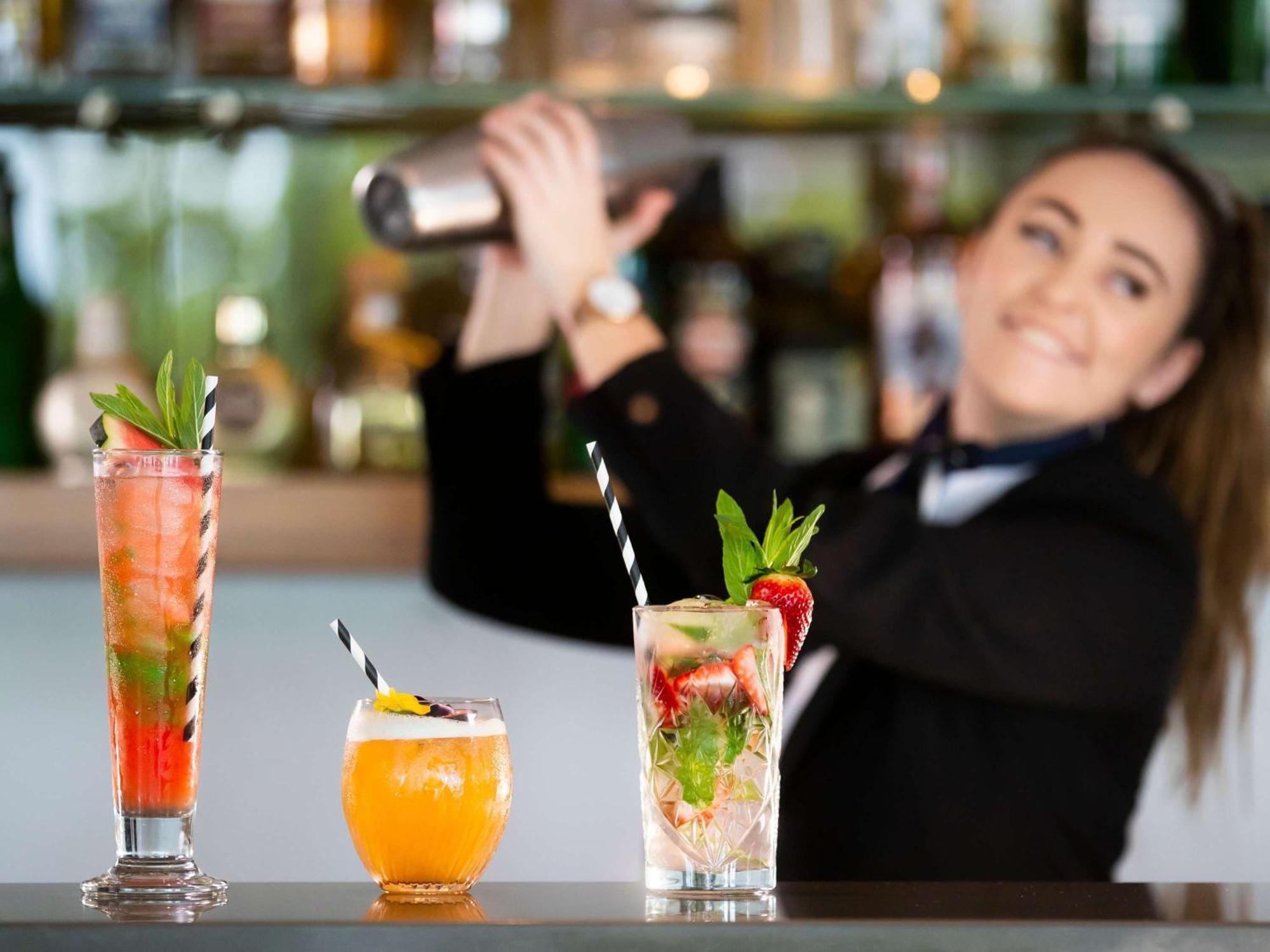 Pullman Magenta Shores Resort Entrance Kültér fotó A bartender shaking a cocktail