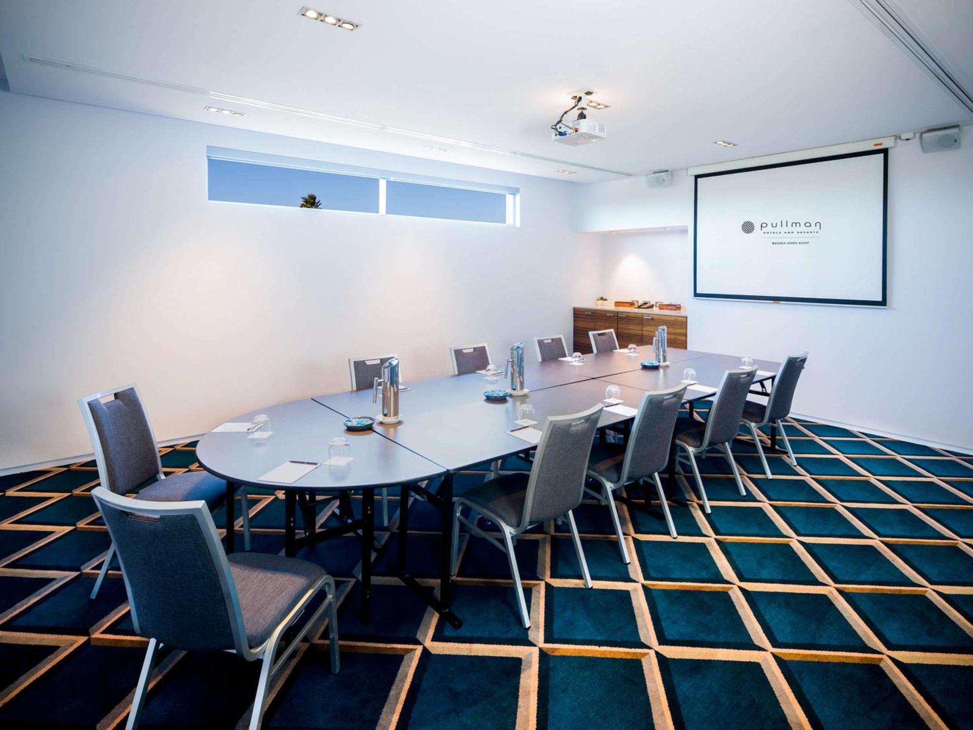 Pullman Magenta Shores Resort Entrance Kültér fotó The boardroom at the London office